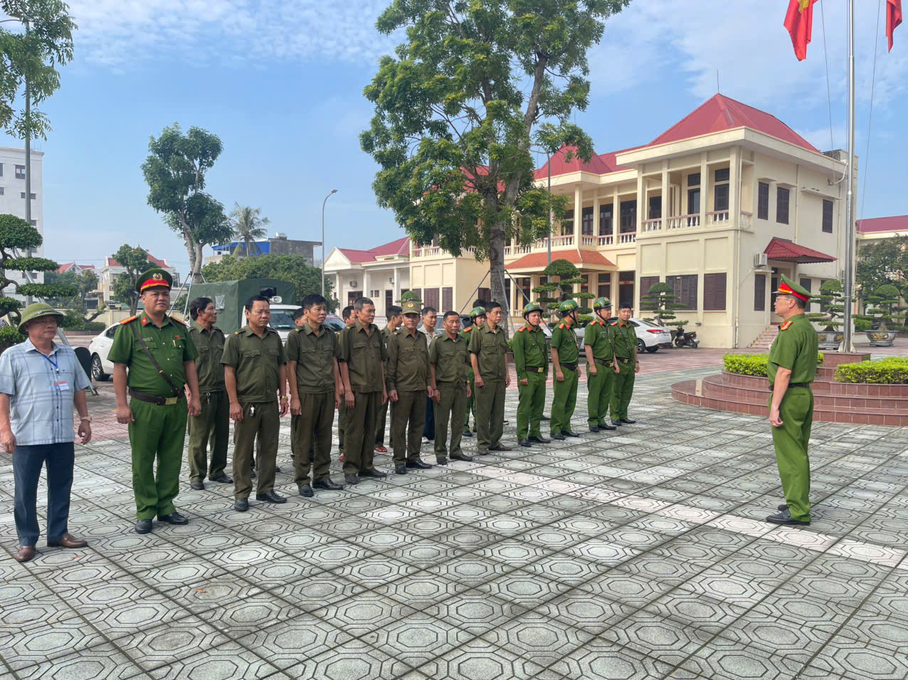 Công an phường An Dương: Vận động trên 50 hộ tự tháo dỡ mái che mái vẩy